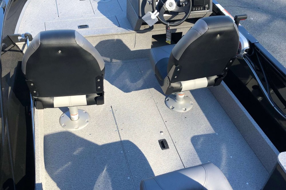 Boat interior with 3 seats