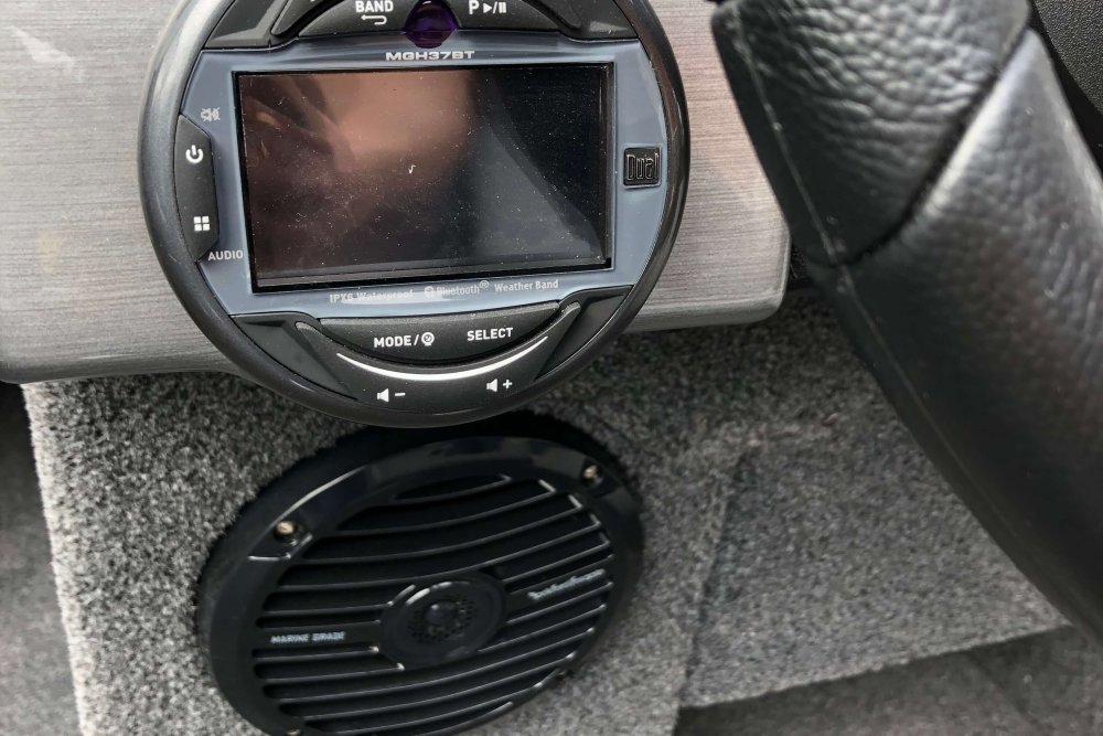 Round radio display on steering console