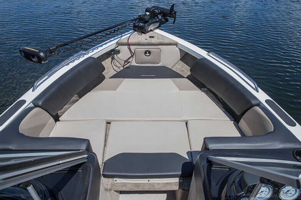 Open bow with black and tan seating